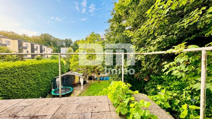 Sanierter Wohntraum mit Garten / Terrasse und 2 Garagen + vielen Extras - OG / DG Panorama Balkon